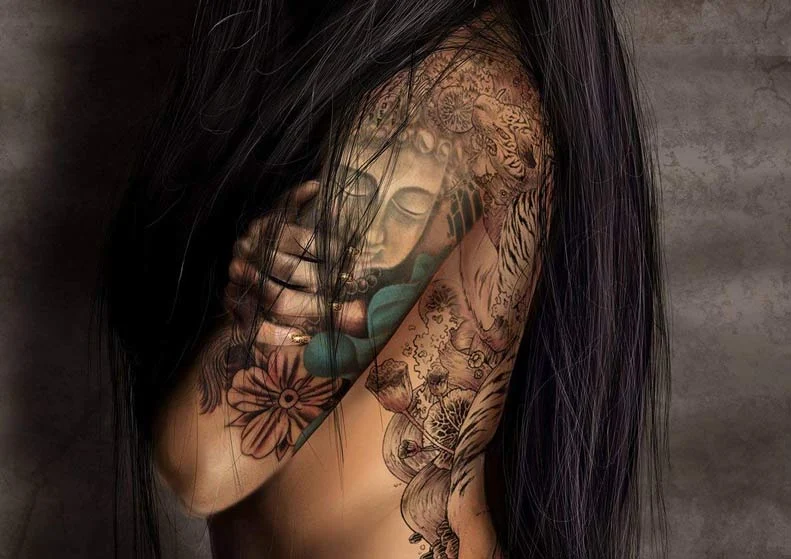 Tatuaje de buda en el brazo de una modelo tatuada asiática que posa d perfil