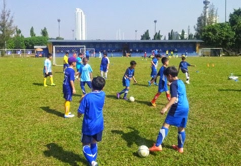 http://klikduniabola.blogspot.com/2014/11/teknik-melakukan-dribbling-atau-menggiring-bola-yang-baik.html