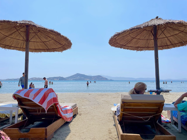 Naxos adasında denize nazır şezlong keyfi