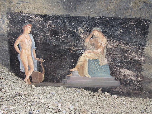 Ο Απόλλωνας, με τη λύρα του, συμβουλεύεται την ιέρεια του, την Κασσάνδρα. Οι αρχαιολόγοι που ανασκάπτουν την περιοχή πιστεύουν ότι οι ζωγράφοι των τοιχογραφιών "έκαναν κάτι καινούργιο".  [Credit: Pompeii - Parco Archeologico]