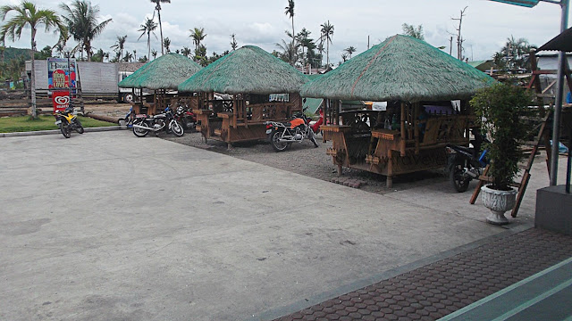 outdoor dining cottages at haiyan foodstop parkling area