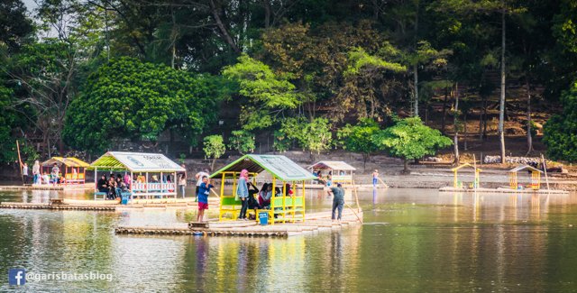 Danau yang mengelilingi Candi Cangkuang