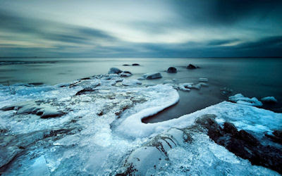 Piedras congeladas junto al mar - Amazing frozen stones