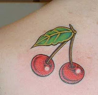 Cerejas tatuadas nas costas