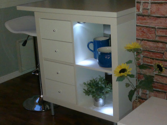 The tiny kitchen island 