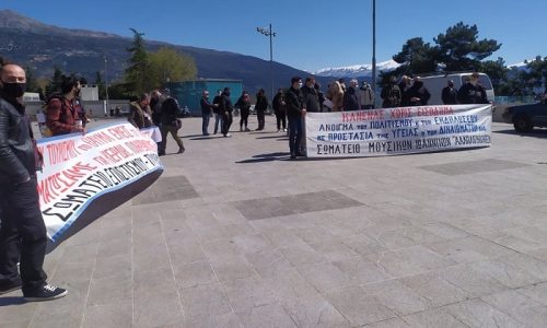 Στην κεντρική πλατεία των Ιωαννίνων συγκεντρώθηκαν εργαζόμενοι στον επισιτισμό και τον τουρισμό καθώς και οι μουσικοί της περιοχής διαμαρτυρόμενοι για την οικονομική κατάσταση στην οποία έχουν περιέλθει.