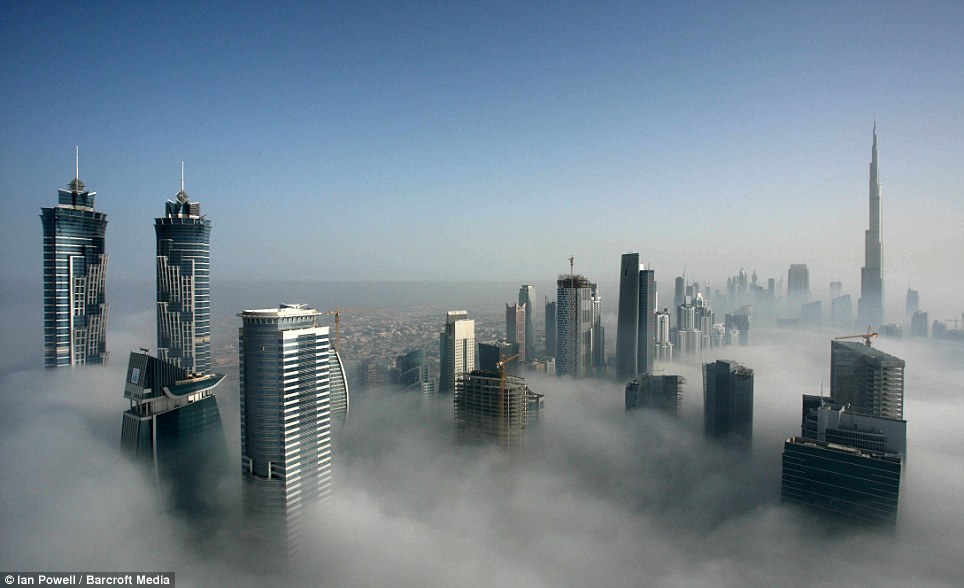 Kesinambungan Zaman: Pemandangan Burj Dubai Apabila Berkabus