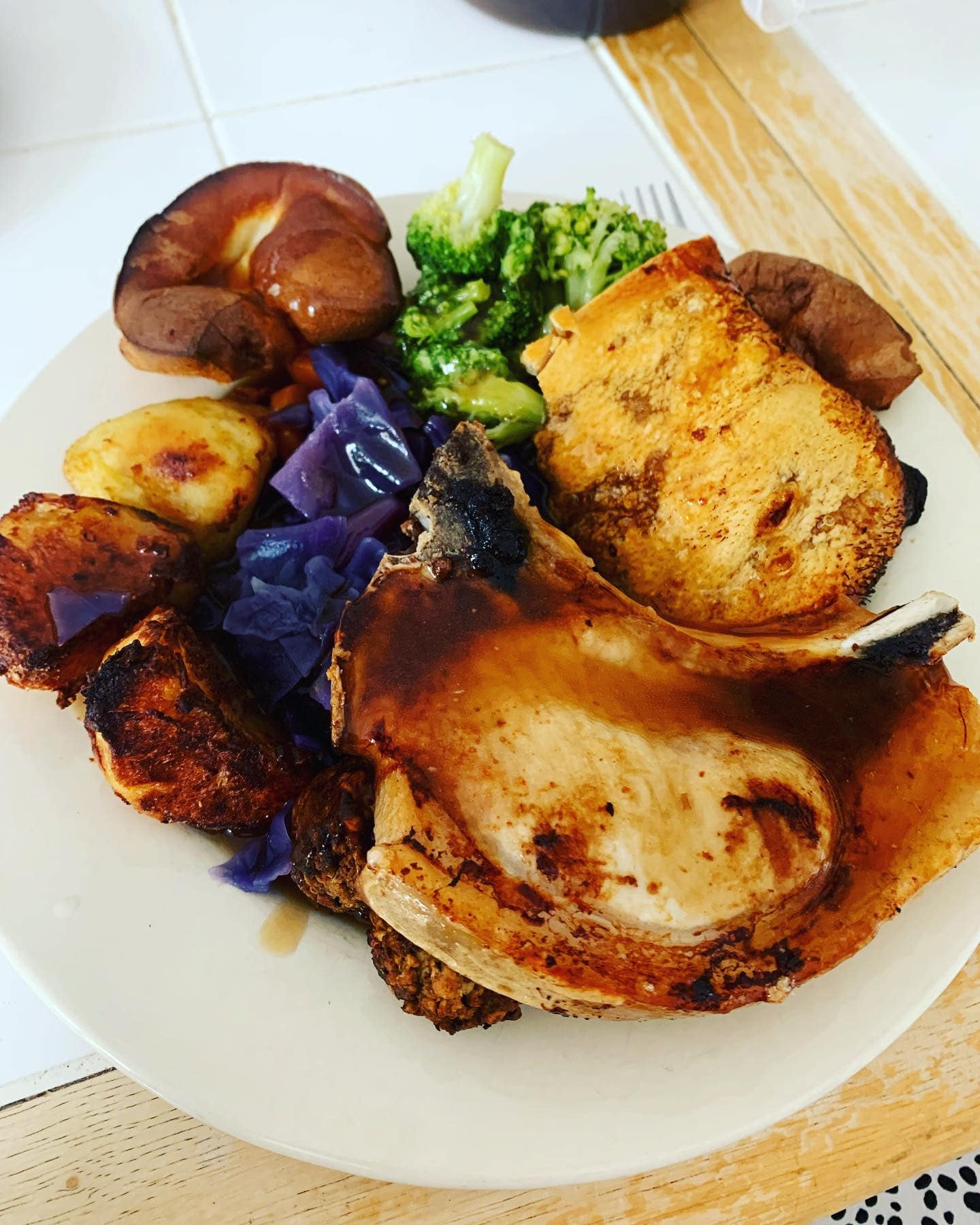 Recipe - Pork chops/steaks, red cabbage, carrots, broccoli, roasties