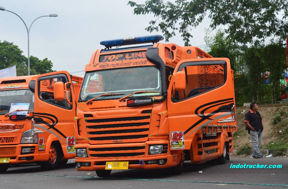 Foto gambar full variasi truk canter keren modifikasi truk 