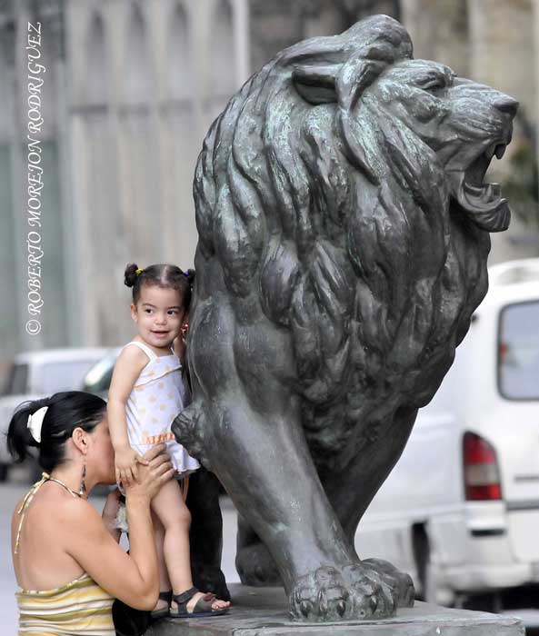 Una madre juega con su niña en el Paseo de Martí (Prado) en La Habana, Cuba, el 27 de junio de 2013. 