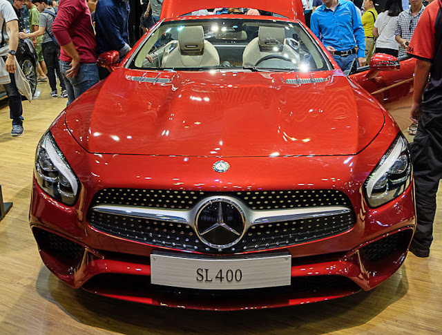 Mercedes SL 400 sử dụng Lưới tản nhiệt một thanh với Logo ngôi sao 3 cánh ở chính giữa