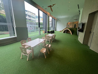 行 8 分鐘可至礁溪溫泉公園，距離五峰旗的三層瀑布 3 公里。親子設施考慮不同年齡層，餐飲優質。