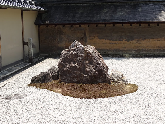 Ryoan-ji rock garden kyoto japan