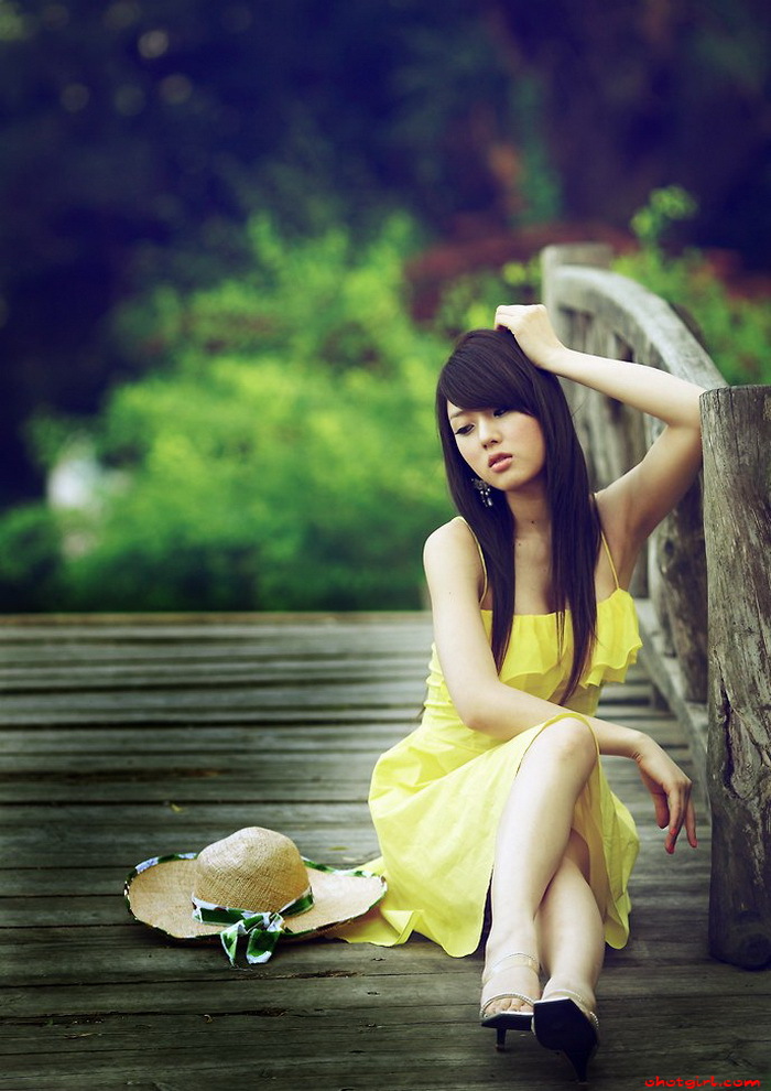 Hwang Mi Hee In Yellow dress