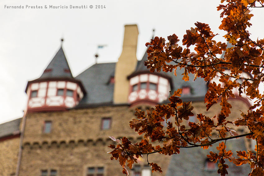 folhas e castelo de burg-eltz