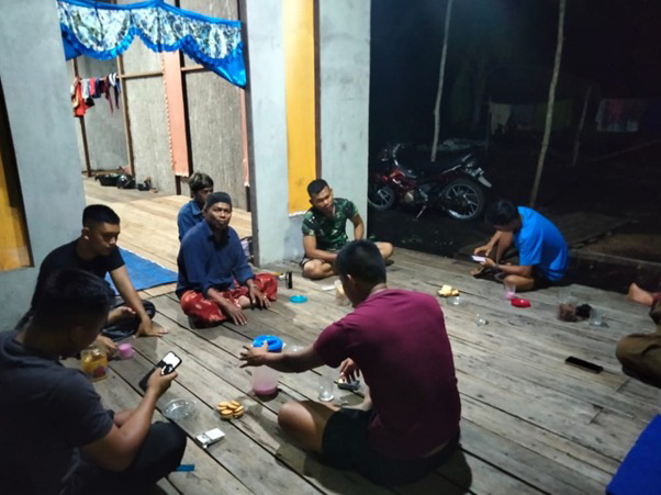 Kegiatan Anggota Satgas TMMD Ke-111 Kodim 1207/Pontianak Saat Malam Hari