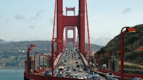 Vista del enorme tráfico que atraviesa el Golden Gate Bridge de San Francisco todos los días