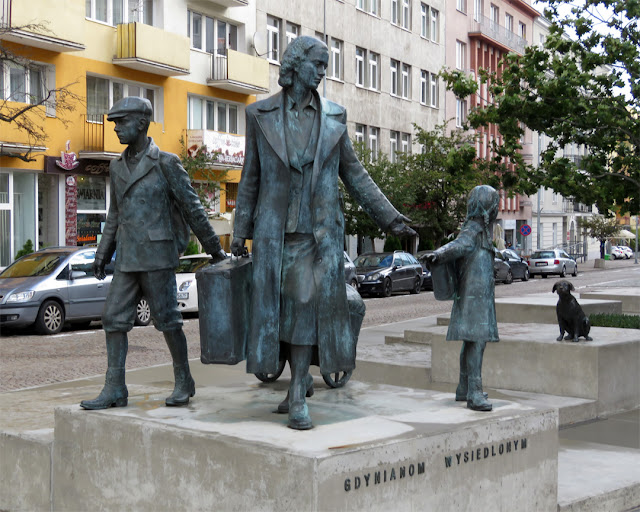 Pomnik Wysiedlonych Gdynian (Monument to Displaced Gdynians) by Paweł Sasin and Adam Dziejowski, plac Gdynian Wysiedlonych, Gdynia