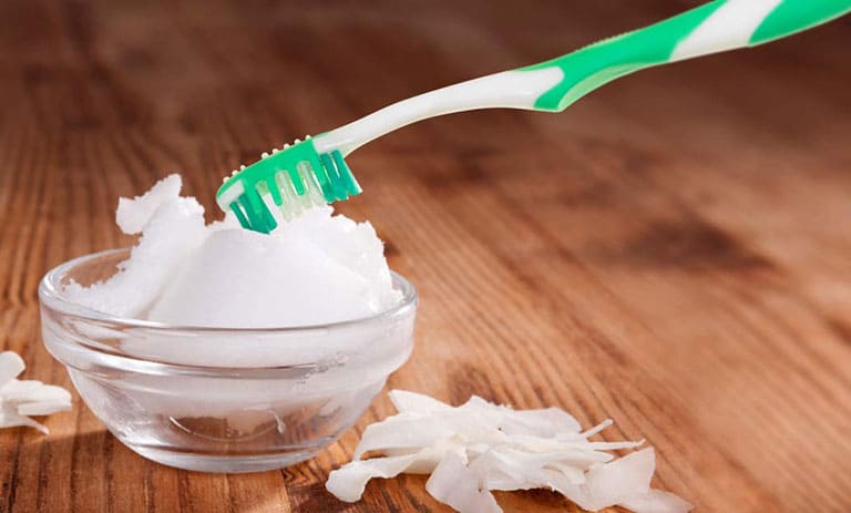Cách trị mụn bằng kem đánh răng và muối giúp loại bỏ mụn đầu đen