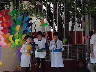 Se observa los alumnos presentadores del Acto