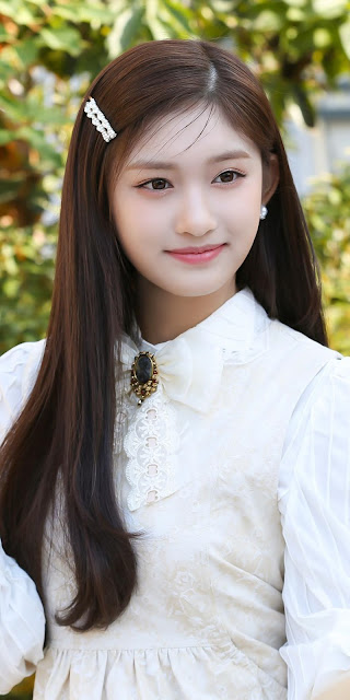 The youngest member, Leeseo (born Feb 21, 2007)