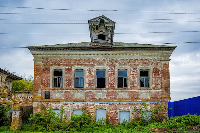 Старый кирпичный, заброшенный дом