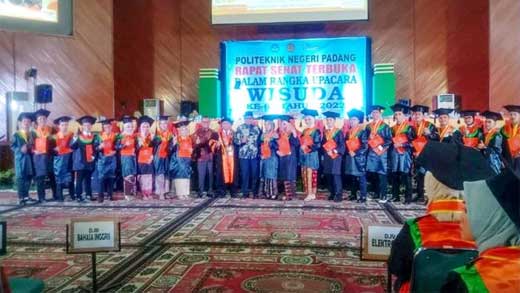 44 Mahasiswa Penerima Beasiswa Pemko Padang Panjang Diwisuda di PNP