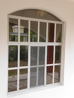 <img src="ventana.jpg" alt="estilos y fabricación de toda clase de ventanas"> 