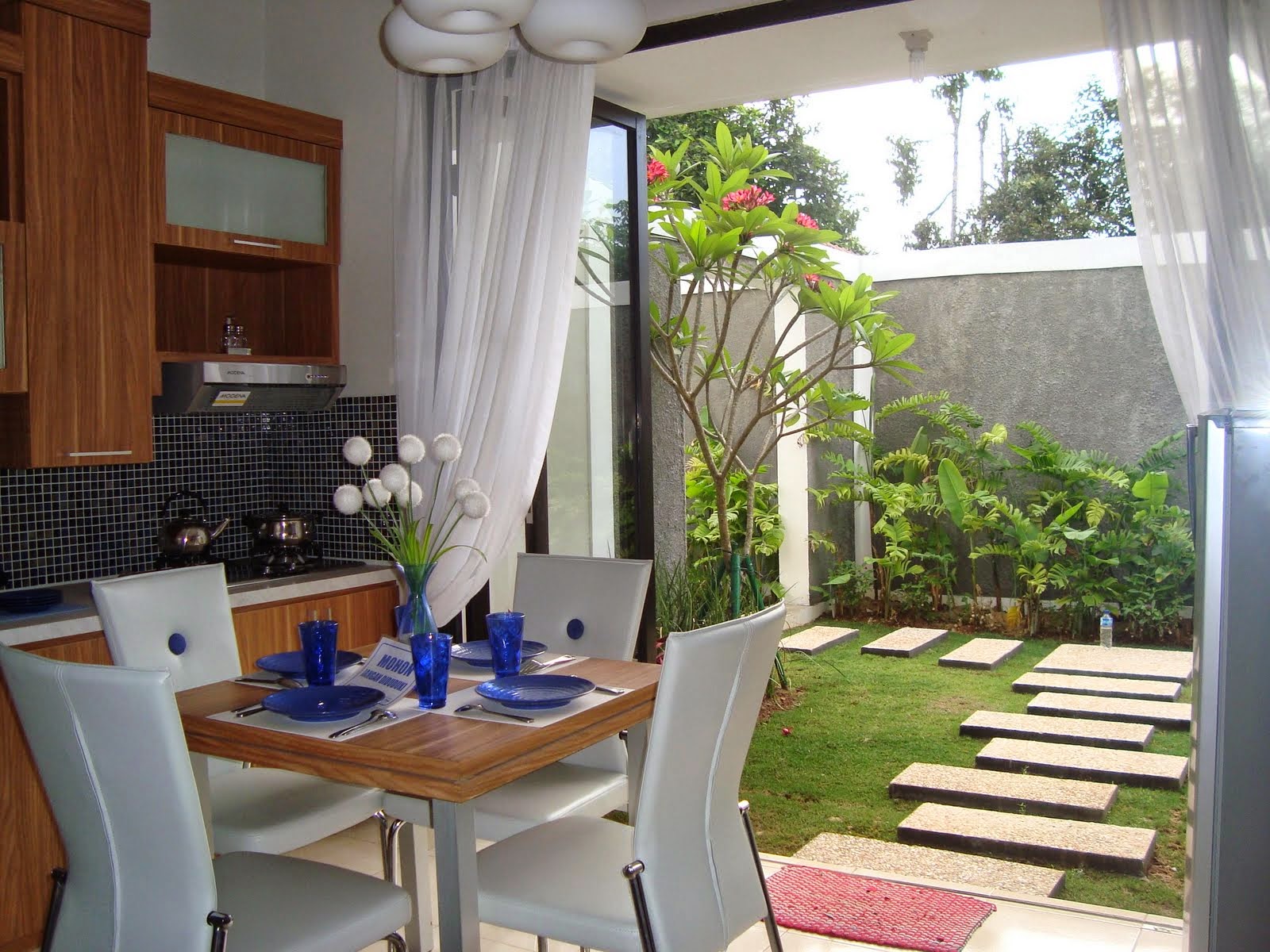 Desain Dapur Terbuka Dengan Taman Dibelakang Rumah Yang Modern