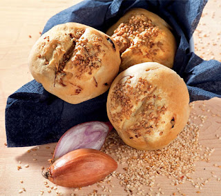 shallot and sesame seed rolls