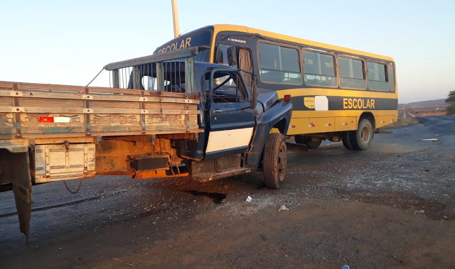 Lapão: Acidente entre ônibus escolar e caminhão deixa dois feridos