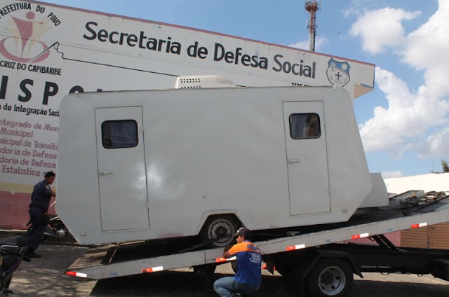 Trailer do município de Santa Cruz do Capibaribe estava abandonado em Bezerros por falta de pagamento de conserto