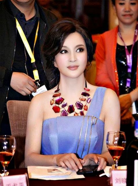 Liu Xiaoqing (刘晓庆), is she the most beautiful 60yr old alive?
