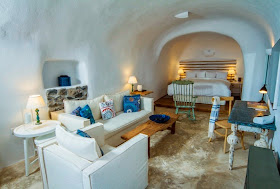 Iconic Santorini hotel cueva bloutique