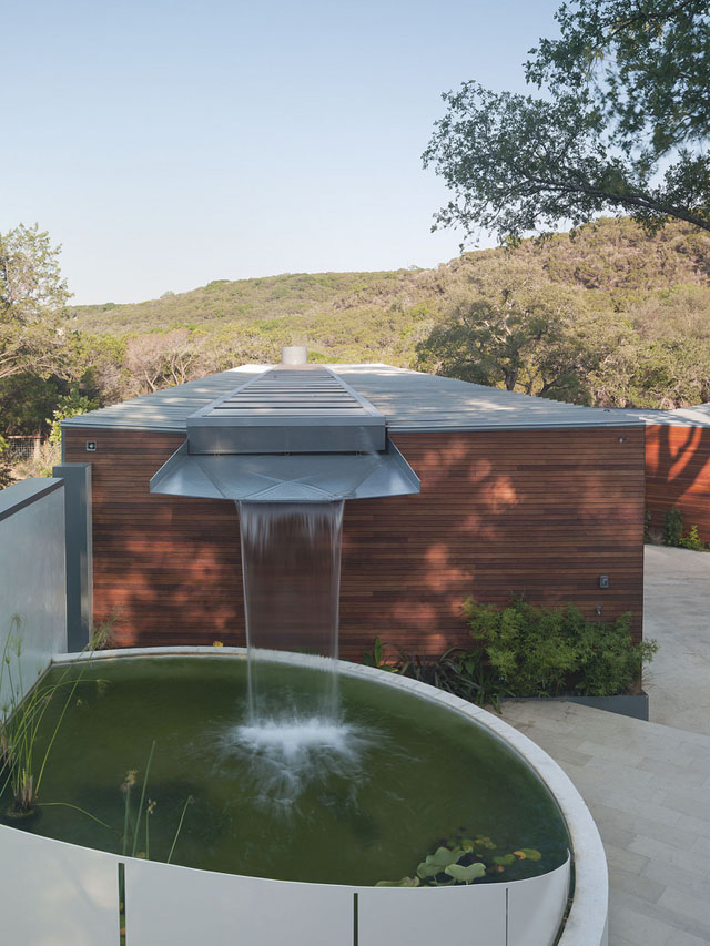 Casa transforma água da chuva em cascata