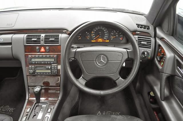 19515TBN5 - 1995 Mercedes Benz  E320 RHD