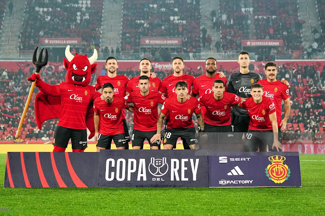 📸R. C. D. MALLORCA 📆24 enero 2024 ⬆️Copete, Martin Valjent, Antonio Raíllo, Cyle Larin, Dominik Greif, Abdón Prats. ⬇️Jaume Costa, Dani Rodríguez, Antonio Sánchez, Omar Mascarell, Gio González. R. C. D. MALLORCA 3 🆚 GIRONA F. C. 2 Miércoles 24/01/2024, 19:30 horas. Copa del Rey, cuartos de final, partido único. Palma de Mallorca, Baleares, estadio Mallorca Son Moix: 19.950 espectadores. GOLES: ⚽1-0: 21’, Cyle Larin. ⚽2-0: 28’, Abdón Prats. ⚽3-0: 35’, Abdón Prats, de penalti. ⚽3-1: 68’, Cristhian Stuani, de penalti. ⚽3-2: 90+6’, Sávio.