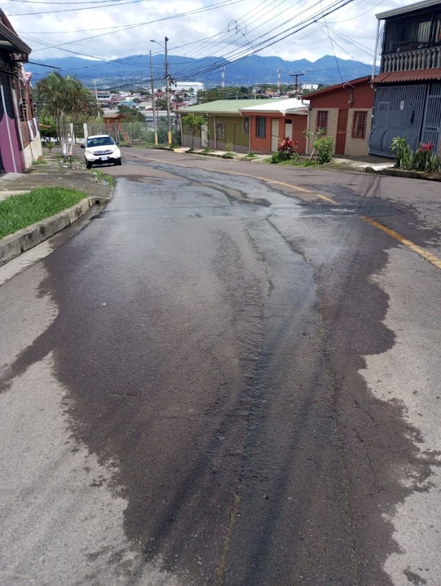 Vecinos de San Gabriel de Calle Blancos denuncian falta de interés de AyA ante grave avería de agua