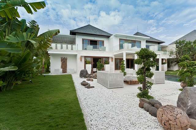 Picture of modern white Modern villa Ombak Putih in Bali as seen from the backyard