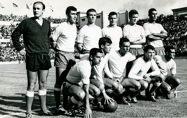 U. D. LAS PALMAS. Temporada 1964-65. Ulacia, Aparicio, Tonono, José Luis, Castellano y Guedes. Gilberto I, Correa, Germán, Lizani y Vegazo. U. D. LAS PALMAS 2 C. F. BARCELONA 1 Domingo 13/09/1964. Campeonato de Liga de 1ª División, jornada 1. Las Palmas de Gran Canaria, estadio Insular. GOLES: 1-0: 4’, Germán. 2-0: 16’, Germán. 2-1: 63’, Ré.