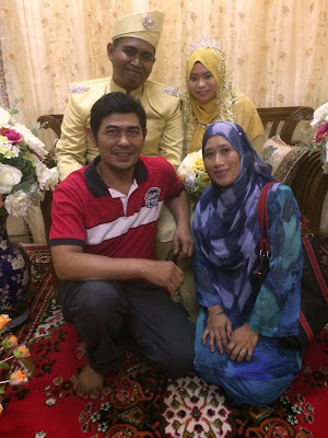 Saya dan isteri bergambar bersama pengantin