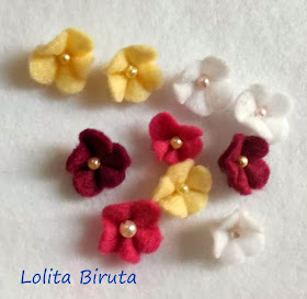 Mini florzinhas de feltro com miolo de pérolas