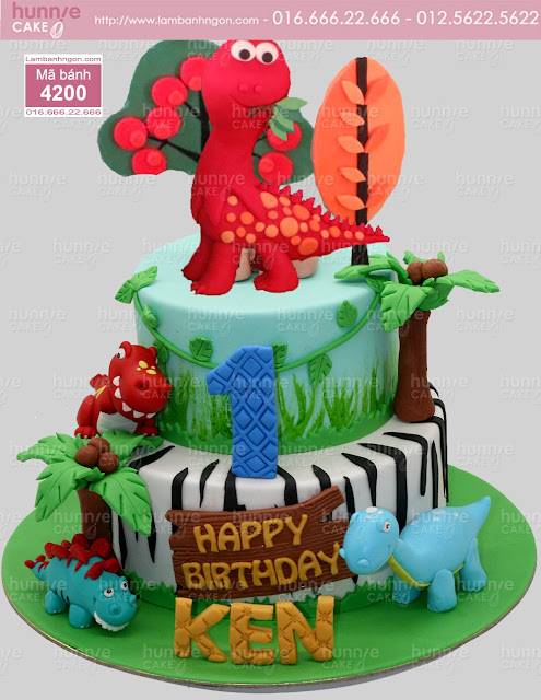 Bánh sinh nhật hai tầng khủng long và cây táo đỏ