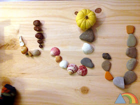 Letras hechas con conchas, piedras, y otros elementos naturales