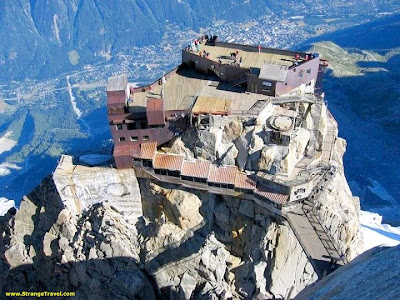 Casa en la cima de una gran roca montañosa