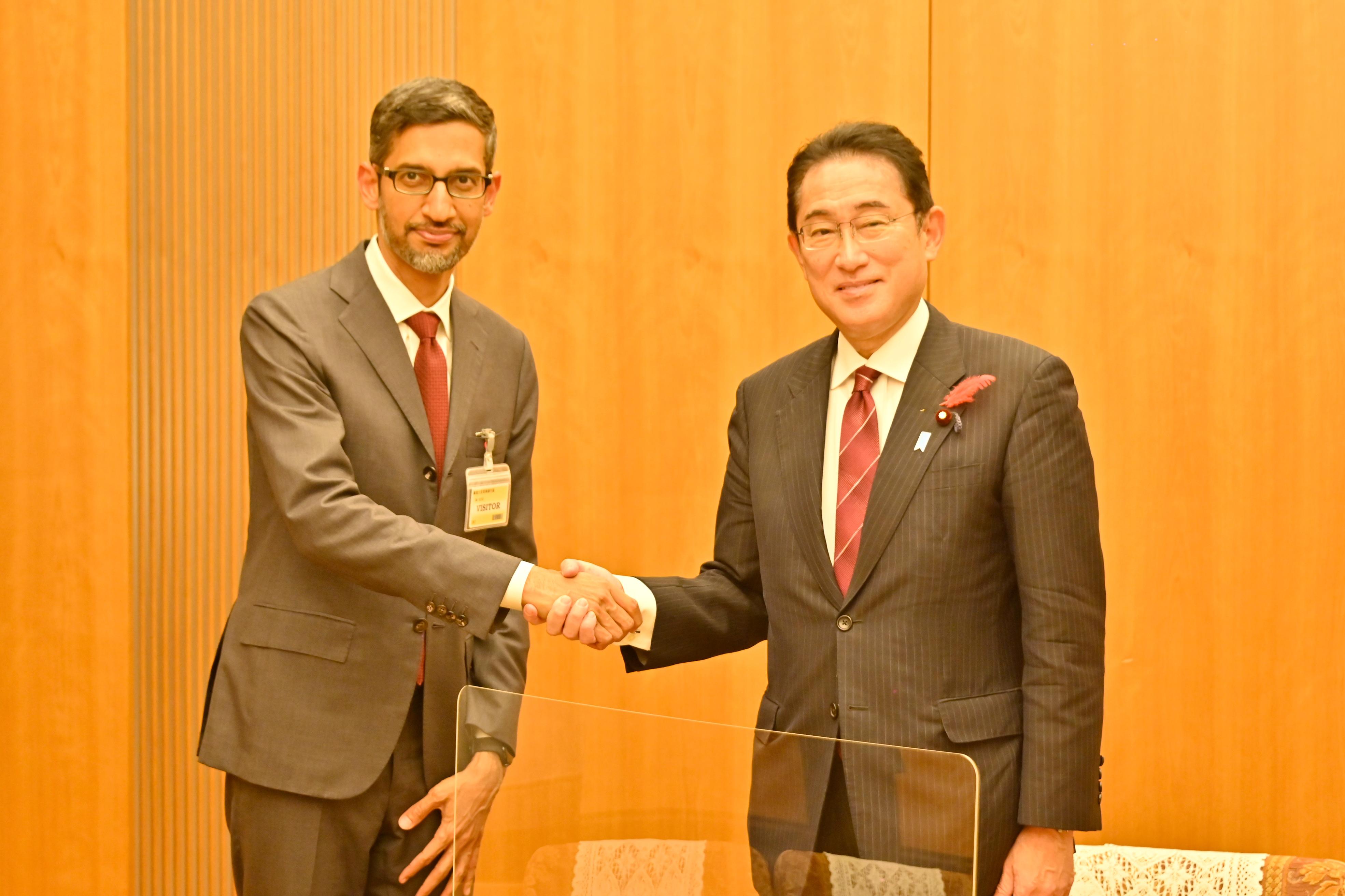 岸田文雄総理大臣を表敬訪問するスンダーの画像。