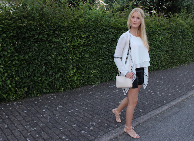 TheBlondeLion Look Boho Vero Moda Leder Mango http://www.theblondelion.com/2015/07/look-easy-going-with-black-white-boho.html