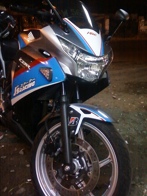 GAMBAR FOTO Cutting sticker cbr 250 Oto Trendz