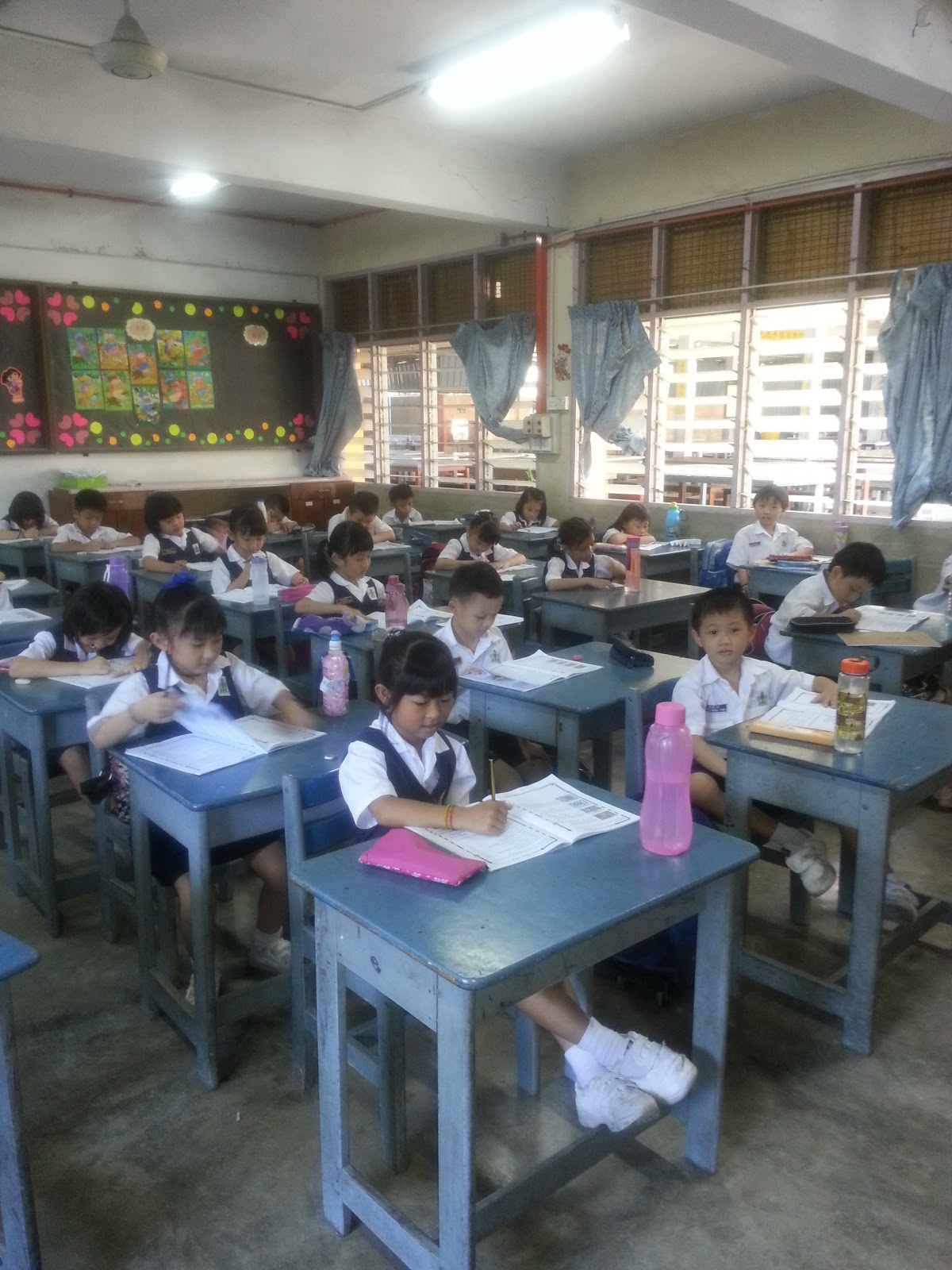 CINTAI BAHASA GAMBAR MURID MURID BELAJAR DI DALAM KELAS 