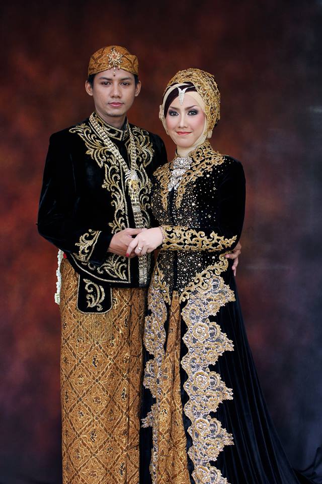 Astrid Putrinda: Kebaya Pengantin Beludru, Adat Jawa